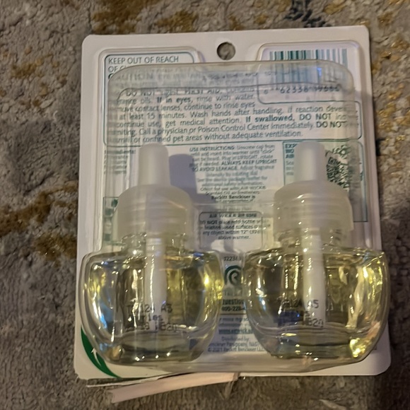 NWT Air Wick Scented Oil Warmer and Refills Cranberry - Picture 6 of 6